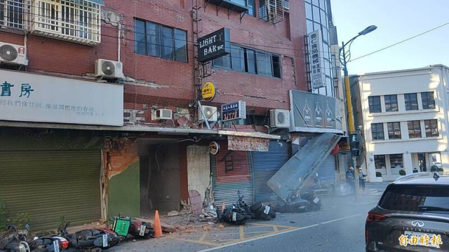 3일 대만 동부 지역인 화롄에서 규모 7.4의 지진이 발생한 가운데 지역의 한 건물이 충격을 받은 모습. 사진=자유시보 캡쳐