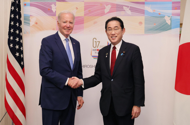 조 바이든(왼쪽) 미국 대통령과 기시다 후미오 일본 총리가 지난해 5월 일본 히로시마에서 열린 주요 7개국(G7) 정상 회담에서 만나 악수하고 있다./UPI연합뉴스