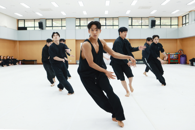 3일 국립극장에서 국립무용단 신작 '사자의 서' 기자간담회에 앞서 국립무용단 단원들이 주요 장면을 시연하고 있다. 연합뉴스