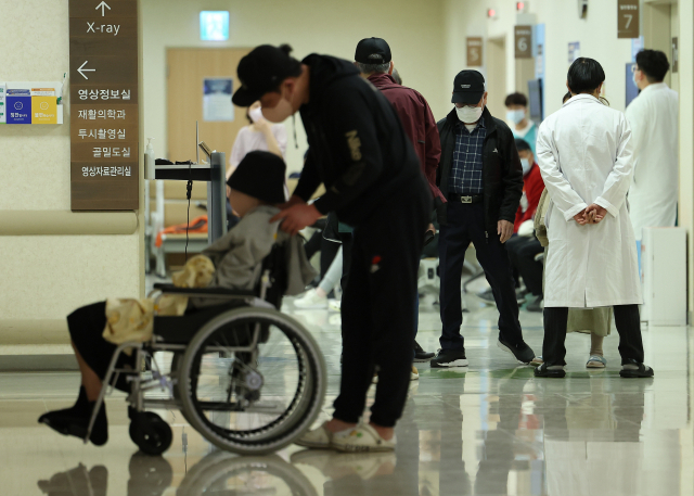의정갈등이 지속되고 있는 3일 오전 서울 한 대형병원에서 환자가 엘리베이터를 기다리고 있다. 연합뉴스
