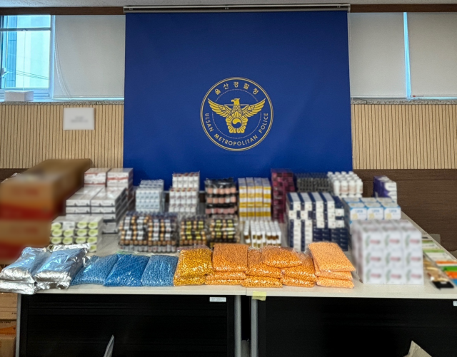 경찰이 불법으로 의약품을 판매한 조직을 붙잡고 이들이 보관한 약품을 압수했다. 사진제공=울산경찰청