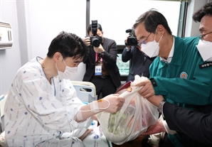 韓총리, 환자 돌보다 입원한 의사 병문안