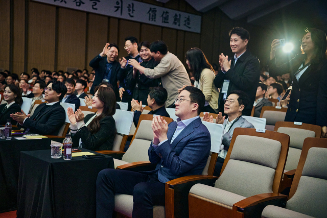 구광모(앞줄 오른쪽) LG그룹 회장이 3일 경기 이천의 LG인화원에서 열린 ‘2024 LG 어워즈’에 참석해 수상자들을 향해 박수를 보내고 있다.사진 제공=㈜LG