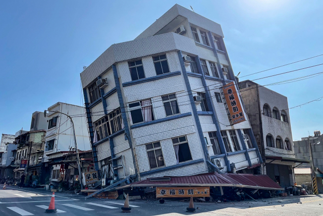대만 화롄현 인근 해역에서 3일 발생한 규모 7.2의 지진으로 화롄 지역의 한 건물이 기울어져 있다. AFP연합