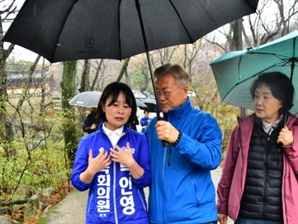 文 '파란 점퍼' 입고 부산 두 번째 방문……금정 박인영 후보 지원 