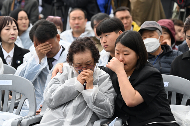 3일 오전 제주시 봉개동 4·3평화공원에서 열린 제76주년 제주4·3희생자추념식에서 김옥자 할머니가 인공지능(AI) 기술을 활용해 재현한 자신의 아버지 영상을 보고 손녀와 함께 눈물을 흘리고 있다. 연합뉴스