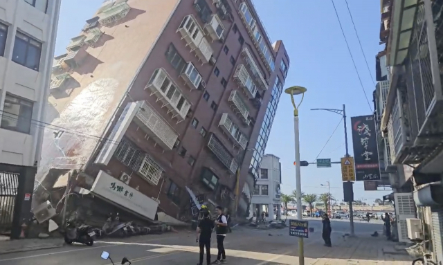 3일 대만에서 발생한 강진으로 화롄의 한 건물이 붕괴돼 기울어져 있다./AP연합뉴스
