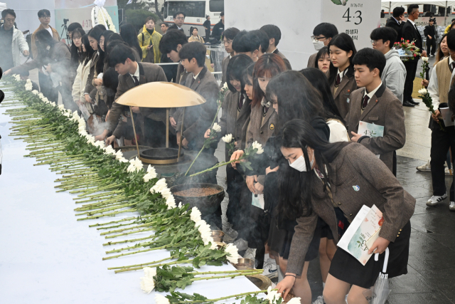 3일 오전 제주시 봉개동 4·3평화공원에서 열린 제76주년 제주4·3희생자추념식에서 참석자들이 제단에 헌화분향하고 있다.연합뉴스