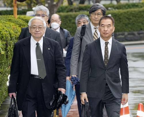 오카구치 기이치 판사(앞줄 오른쪽)가 3일 도쿄 재판관 탄핵재판소에 들어서고 있다. 연합뉴스