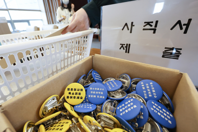 의대 교수들이 3일 서울의 한 대형병원에서 사직서를 제출하고 있다. 연합뉴스