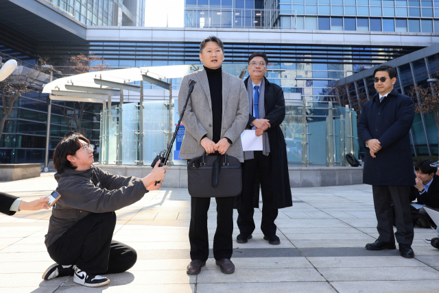 김창수 전국의과대학교수협의회 비상대책위원장이 3월 14일 서울 서초구 서울행정법원에서 협의회가 보건복지부 장관과 교육부 장관을 상대로 낸 의대 증원 취소소송, 집행정지 가처분 신청과 관련해 입장을 밝히고 있다. 연합뉴스