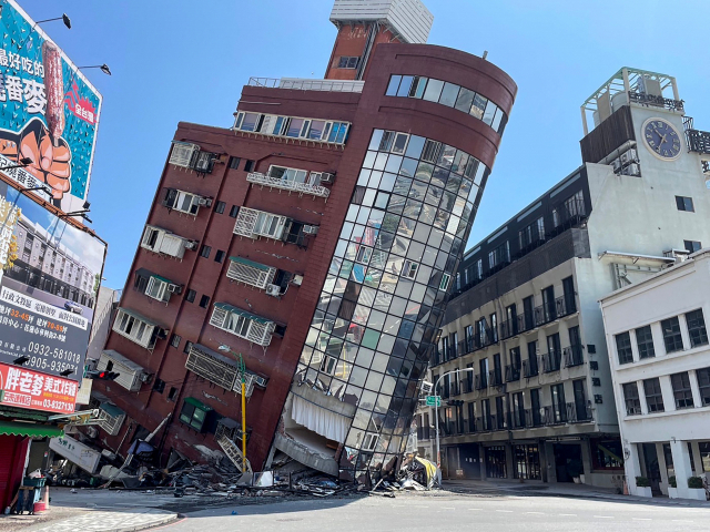 대만 강진에 심하게 기울어진 건물. 연합뉴스