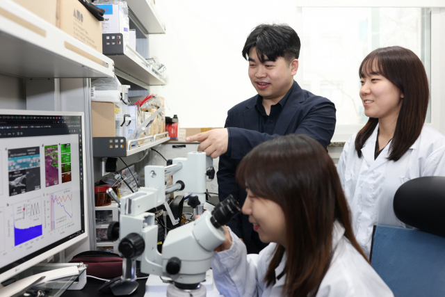 손동희 성균관대 교수가 연구실 학생들과 함께 실험실에서 연구를 하고 있다. 사진 제공=한국연구재단