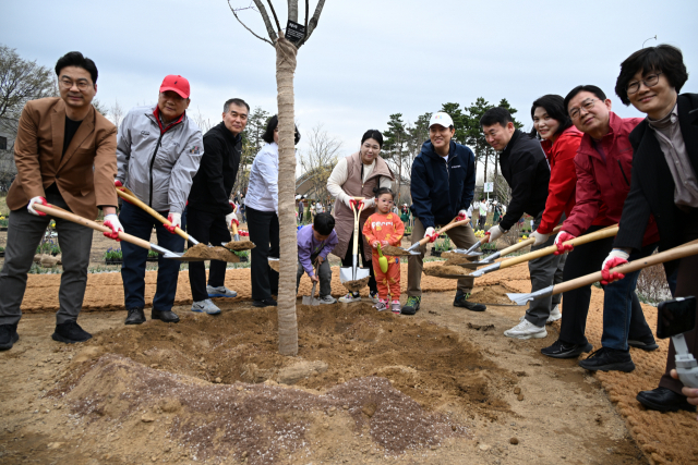 오세훈(왼쪽 다섯번째) 서울시장이 3일 강동구 암사역사공원에서 열린 ‘동행매력 정원도시 서울’ 행사에서 시민들과 정원을 가꾸고 있다. 사진제공=서울시