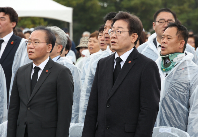 이재명(앞줄 오른쪽) 더불어민주당 대표와 윤재옥(〃 왼쪽) 국민의힘 원내대표가 3일 제주시 4·3평화공원에서 열린 4·3 희생자 추념식에 참석해 있다. 연합뉴스