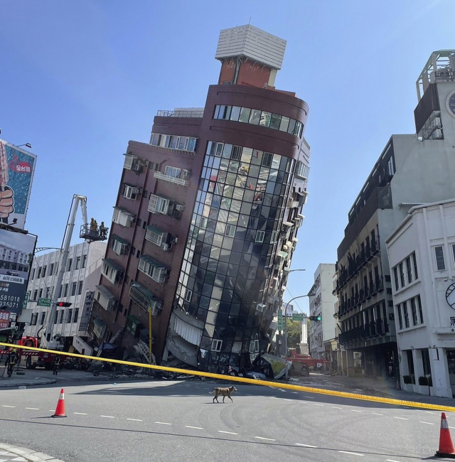 3일 대만 동부를 강타한 규모 7.2의 지진으로 화롄 중심부의 한 건물이 크게 기울었고, 붕괴 위험으로 주변이 통제되고 있다. CNA연합뉴스