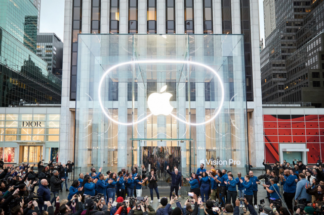 팀 쿡 애플 최고경영자(CEO)가 비전 프로 출시 당일 뉴욕 애플스토어에서 인사하고 있다. 사진제공=애플