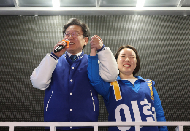 이재명 더불어민주당 대표가 3일 부산 서면에서 이현 후보 지원 유세를 하고 있다. 연합뉴스