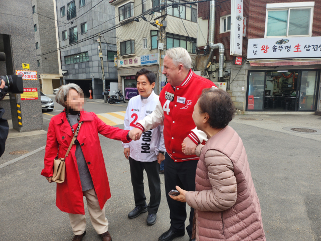 인요한 국민의미래 선거대책위원장이 3일 오후 서울 서대문구 홍제동을 방문해 이용호 국민의힘 서대문구갑 후보와 시민들을 만나고 있다. 강도림 기자