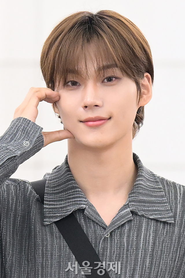 그룹 이븐(EVNNE) 박한빈이 4일 오전 ‘2024 이븐 팬콘서트 [스쿼드:R] 아시아 투어(2024 EVNNE FAN-CONCERT [SQUAD:R] ASIA TOUR)’ 참석 차 인천국제공항 제1여객터미널을 통해 싱가포르로 출국하고 있다. 김규빈 기자 2024.04.04