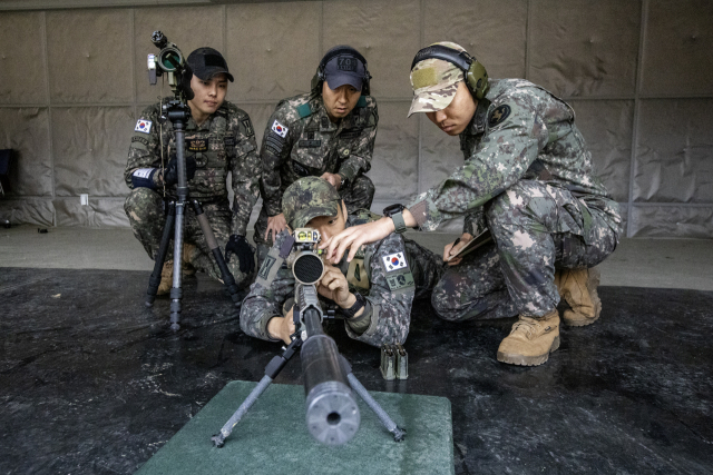 박대운 상사가 K-14 저격용 소총으로 목표물을 조준 및 사격하고 있다. 사진 제공=육군