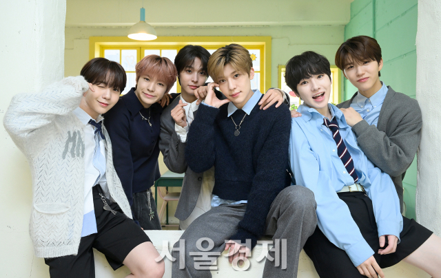 그룹 엔시티 위시(NCT WISH)가 3일 오전 서울 성동구 모처에서 진행된 ‘위시풀 데이(Wishfull DAY)’ 포토콜에서 포즈를 취하고 있다. 김규빈 기자 2024.04.03