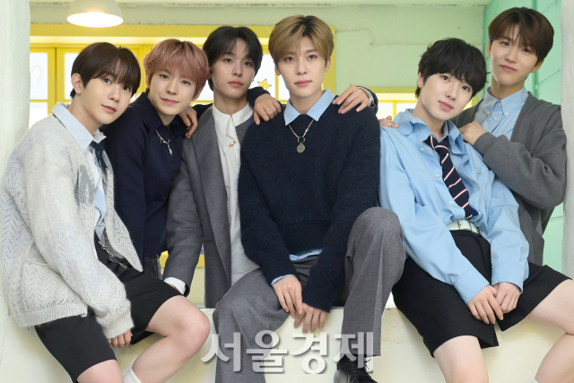 그룹 엔시티 위시(NCT WISH)가 3일 오전 서울 성동구 모처에서 진행된 ‘위시풀 데이(Wishfull DAY)’ 포토콜에서 포즈를 취하고 있다. 김규빈 기자 2024.04.03