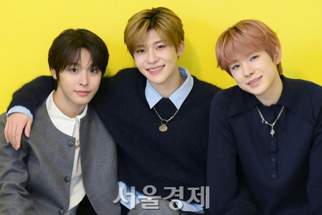 그룹 엔시티 위시(NCT WISH) 리쿠, 시온, 유우시가 3일 오전 서울 성동구 모처에서 진행된 ‘위시풀 데이(Wishfull DAY)’ 포토콜에서 포즈를 취하고 있다. 김규빈 기자 2024.04.03