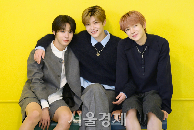 그룹 엔시티 위시(NCT WISH) 리쿠, 시온, 유우시가 3일 오전 서울 성동구 모처에서 진행된 ‘위시풀 데이(Wishfull DAY)’ 포토콜에서 포즈를 취하고 있다. 김규빈 기자 2024.04.03