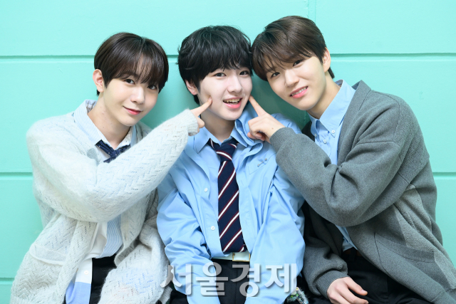 그룹 엔시티 위시(NCT WISH) 료, 사쿠야, 재희가 3일 오전 서울 성동구 모처에서 진행된 ‘위시풀 데이(Wishfull DAY)’ 포토콜에서 포즈를 취하고 있다. 김규빈 기자 2024.04.03