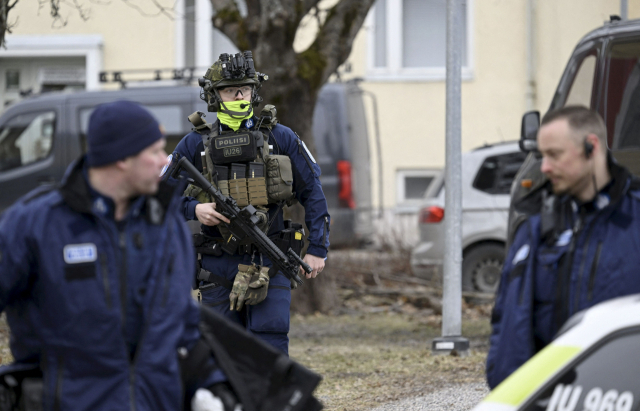 2일(현지시간) 핀란드 헬싱키 외곽 반타의 비에르톨라 초등학교에서 경찰이 총기 난사 사건 현장을 조사하고 있다. 연합뉴스