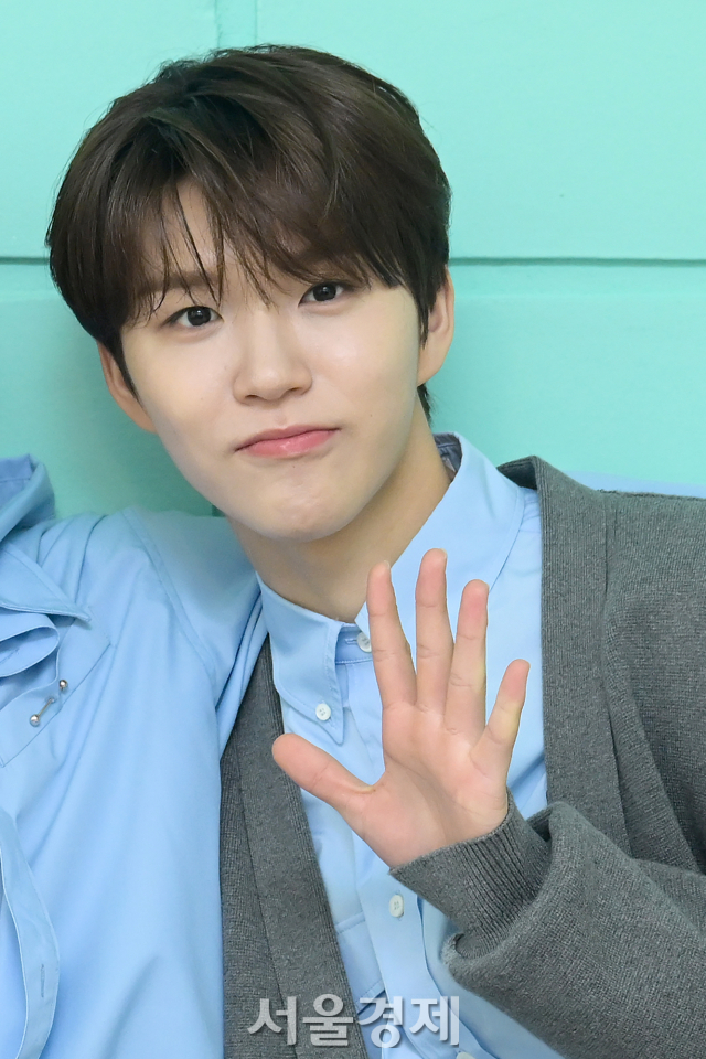 그룹 엔시티 위시(NCT WISH) 재희가 3일 오전 서울 성동구 모처에서 진행된 ‘위시풀 데이(Wishfull DAY)’ 포토콜에서 포즈를 취하고 있다. 김규빈 기자 2024.04.03