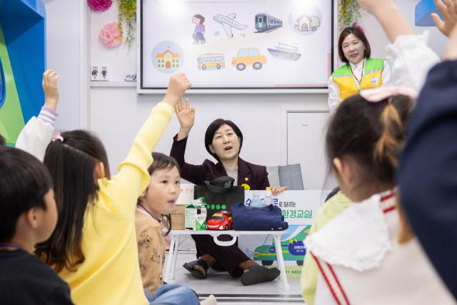 한화진(가운데) 환경부 장관이 4일 대전 유성구 장대초등학교에서 ‘늘봄학교’ 일일교사로 참여해 초등학교 1학년 학생들을 대상으로 환경 교육을 진행하고 있다. 사진 제공=환경부