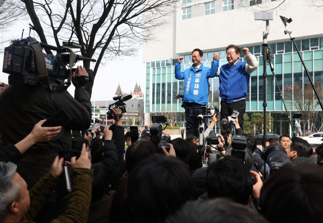 이재명 더불어민주당 상임공동선대위원장이 지난달 27일 충북 청주시 청원구의 상가 밀집지역을 방문, 송재봉 후보와 함께 시민들에게 인사하고 있다. 연합뉴스
