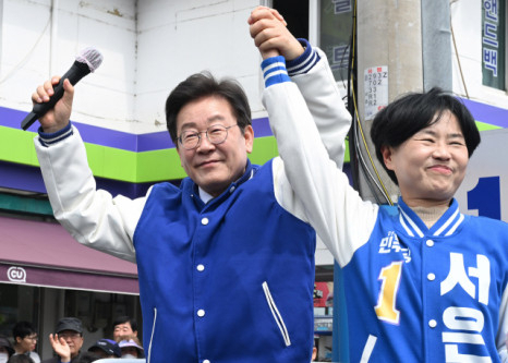 이재명 더불어민주당 대표 겸 상임공동선대위원장이 4일 부산시 부산진구청 인근에서 지지를 호소하고 있다. 부산=오승현 기자