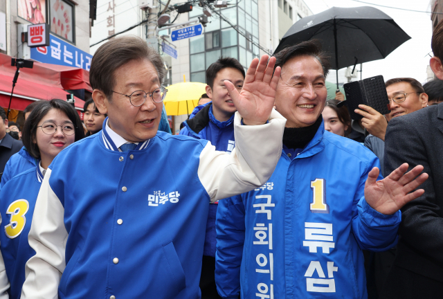 이재명(왼쪽) 더불어민주당 상임공동선대위원장이 28일 동작구 남성역 골목시장을 찾아 류삼영 후보와 함께 지지를 호소하고 있다. 연합뉴스