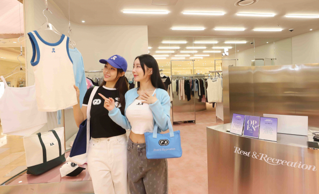 고객이 신세계백화점 강남점에 입점된 국내 디자이너 브랜드 '레스트앤레크레이션' 매장을 둘러보고 있다. 사진 제공=신세계백화점