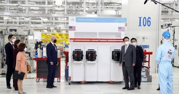 2022년 조 바이든(왼쪽 네번째) 미국 대통령이 삼성전자 평택 공장을 방문해 윤석열(오른쪽 세번째) 대통령과 함께 어플라이드 머티어리얼즈의 반도체 장비를 살펴보고 있다. 사진=대통령실