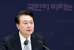 尹 "국민 이자절감"…박수받은 사무관