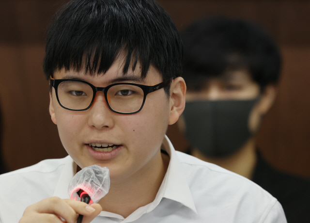 성전환 수술을 받은 뒤 강제 전역 판정을 받은 후 목숨을 끊은 변희수 전 육군 하사가 서울 종로구 참여연대에서 열린 전역처분 취소 행정소송 관련 기자회견 당시 발언하고 있다./연합뉴스