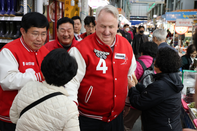 4일 오후 인요한 국민의미래 선거대책위원장이 대전중앙시장을 찾아 시민들과 인사를 나누고 있다. 연합뉴스