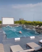 [영상]지진에 호텔 옥상 수영장 '출렁출렁'…침착하게 버틴 투숙객 포착