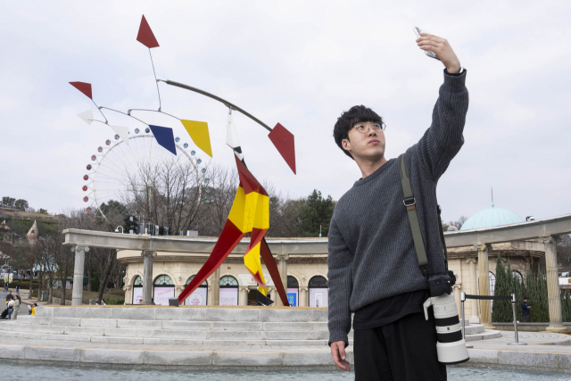 경기도 용인 에버랜드에서 방문객이 알렉산더 칼더의 '거대한 주름' 작품 앞에서 인증사진을 찍고 있다. 사진 제공=에버랜드