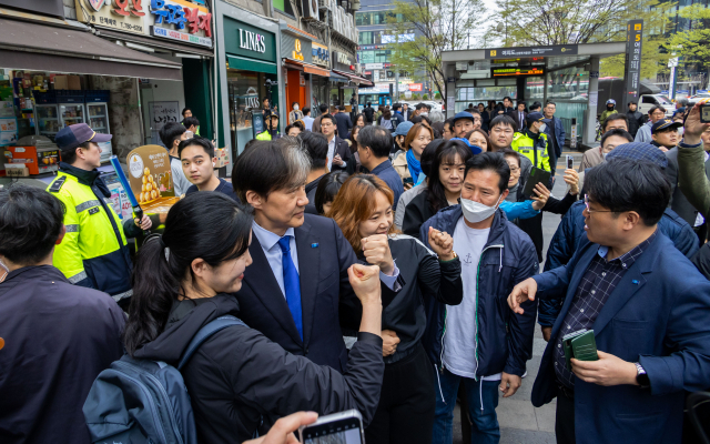 4일 서울 영등포구 여의도역 5번 출구 앞에서 조국 조국혁신당 대표가 시민들과 함께 파이팅을 외치며 기념사진을 찍고 있다. 사진 제공=조국혁신당