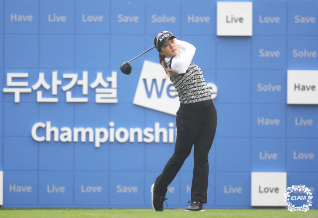 윤이나가 4일 두산건설 위브 챔피언십 1라운드 1번 홀에서 티샷을 하고 있다. 사진 제공=KLPGA