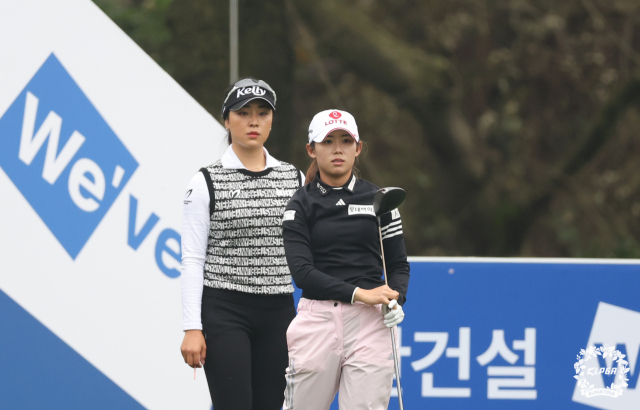 1라운드 1번 홀 티잉 구역에 선 윤이나(왼쪽)와 황유민. 사진 제공=KLPGA