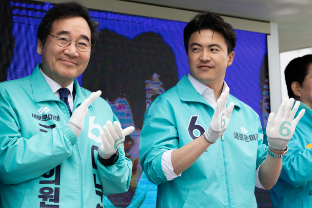 지난달 30일 오전 광주 광산을에 출마한 이낙연(왼쪽) 새로운미래 공동대표가 오영환 총괄 선대위원장과 함께 광주송정역 앞에서 유세차량에 올라 지지를 호소하고 있다. 연합뉴스