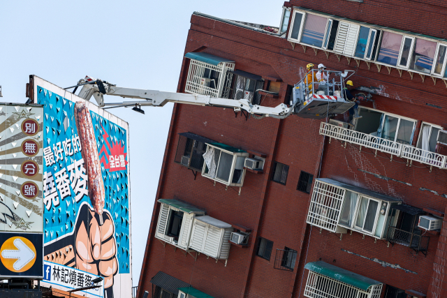 4일 대만 동부 화롄시에서 구조대원들이 고가 사다리를 이용해 지진의 충격을 받고 기울어진 건물을 수색하고 있다. 한편 이날 오후 4시 기준 사망자는 10명으로 집계됐다. 연합뉴스