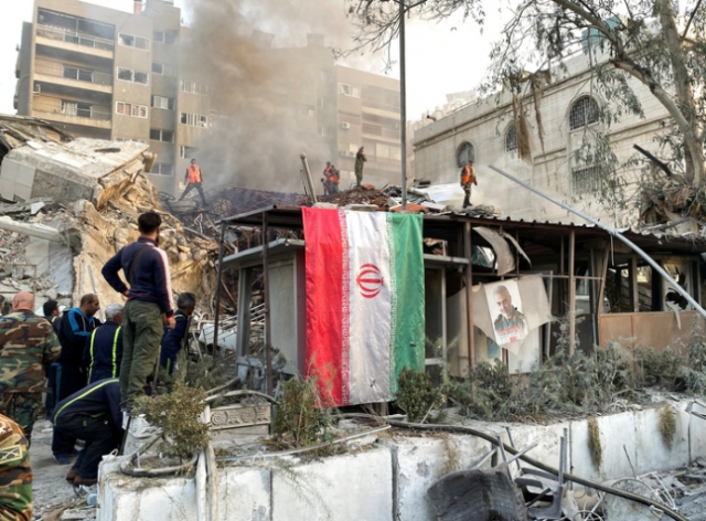 1일(현지 시간) 이스라엘군의 미사일 공격으로 무너진 시리아 수도 다마스쿠스 주재 이란 영사관 건물 잔해를 구조대원들이 살펴보고 있다. 로이터연합뉴스