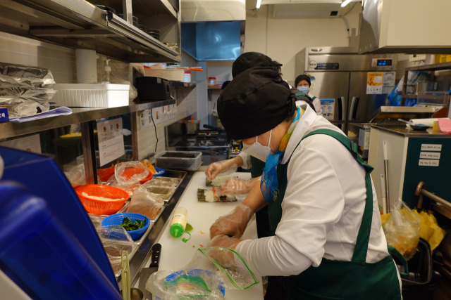 영미김밥 서대문시니어점의 시니어 직원들이 김밥을 만들고 있다. 서대문구 제공